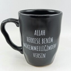 ALLAH HERKESE BENİM MÜKEMMELİĞİMDEN-KAMPANYALI KUPA - OVAL KULP UZUN SAP SİYAH - 