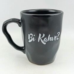 Bİ KAHVE?-KAMPANYALI KUPA - OVAL KULP UZUN SAP SİYAH - 