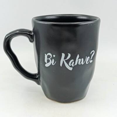 Bİ KAHVE?-KAMPANYALI KUPA - OVAL KULP UZUN SAP SİYAH - 1