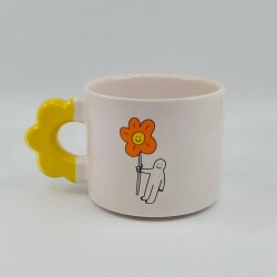 ÇİÇEK TUTAN ADAM-PAPATYA KUPA - SARI SAP - 