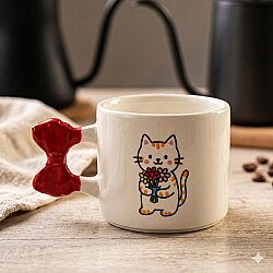 ÇİÇEK TUTAN KEDİ-KURDELE KUPA - KIRMIZI SAP - 