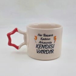 HER BAŞARILI KADININ ARKASINDA - YILDIZ KUPA - KIRMIZI SAP - 