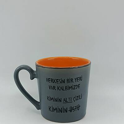 HERKESİN BİR YERİ VAR KALBİMİZDE-KAMPANYALI KUPA - GRİ SAP GRİ GÖVDE TURUNCU İÇ KUPA - 1