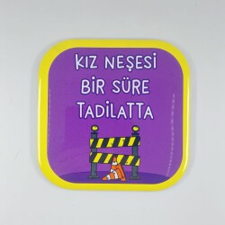 KIZ NEŞESİ BİR SÜRE TADİLATTA-PARLAK BARDAK ALTLIĞI - TEKLİ - 