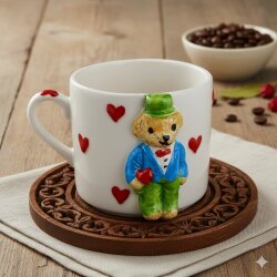 YEŞİL ŞAPKALI KIRMIZI KALPLİ YEŞİL PANT AYICIK - 3D-3D KABARTMA KUPA - 3D AYICIK - 2